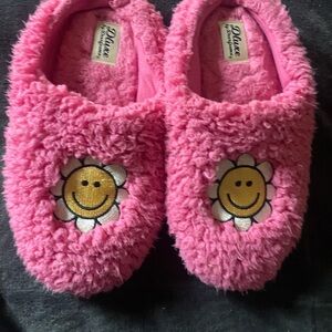 Dearfoams Pink Fuzzy Slippers with Smiley Flower Womens 7-8 Size